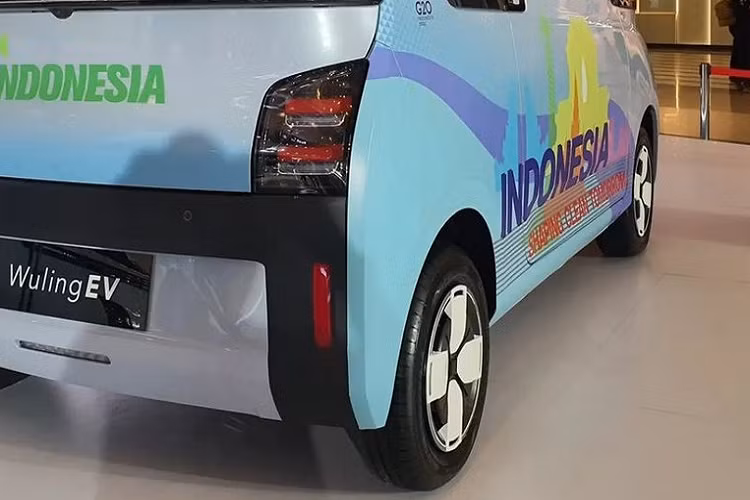 Tương tự đầu xe, đằng sau Wuling EV cũng xuất hiện dải đèn nằm vắt ngang đuôi xe, ngay phía trên tem chữ nổi Wuling. Đèn hậu hình chữ nhật của xe được đặt nằm dọc bên dưới. Thêm vào đó là cản sau phối 2 màu và tích hợp đèn phản quang. Hiện thương hiệu Wuling chưa công bố hình ảnh nội thất của EV ở thị trường Indonesia. Trong khi đó, hình ảnh chụp trên đường thử tại Trung Quốc cho thấy xe được trang bị vô lăng 2 chấu và màn hình kỹ thuật số phía sau.