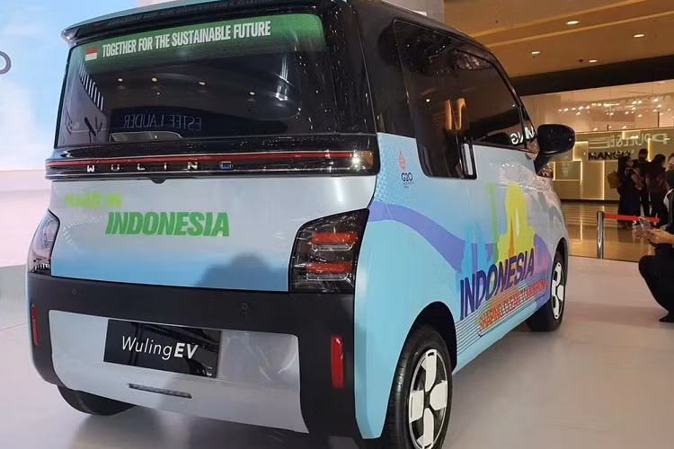 Thông tin về hệ truyền động của Wuling EV ở Indonesia cũng được giữ kín. Ở Trung Quốc, mẫu xe này được trang bị mô-tơ điện mạnh 40 mã lực, truyền động đến cầu trước. Mô-tơ điện kết hợp với cụm pin lithium-sắt-photphat (LiFePO4), hứa hẹn giúp xe chạy được 305 km sau khi sạc đầy pin.