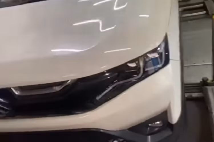 Không chỉ tiện nghi, Suzuki Brezza 2022 còn an toàn hơn với những tính năng mới như 6 túi khí, hệ thống kiểm soát hành trình, camera 360 độ, hệ thống cân bằng điện tử tích hợp giảm thiểu lật xe và hệ thống hỗ trợ khởi hành ngang dốc. "Trái tim" của Suzuki Brezza 2022 là hệ truyền động mild hybrid tương tự loại dùng cho Ertiga mới. Hệ truyền động này bao gồm máy xăng 4 xi-lanh, dung tích 1.5L, sản sinh công suất tối đa 102 mã lực và mô-men xoắn cực đại 137 Nm.