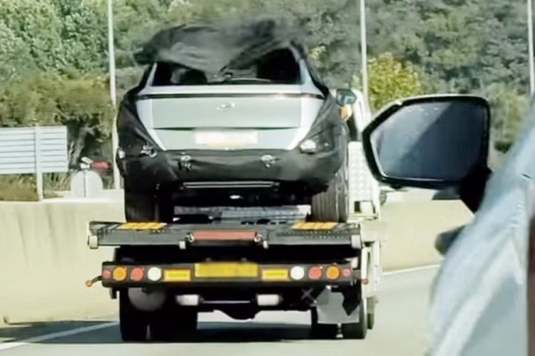  Hyundai Kona là mẫu SUV cỡ B đã bắt đầu được sản xuất từ năm 2017. Do đó, không có gì ngạc nhiên khi hãng Hyundai hiện đang phát triển thế hệ mới của mẫu xe này. Trong thời gian qua, Hyundai Kona thế hệ thứ 2 đã liên tục bị bắt gặp trên đường chạy thử