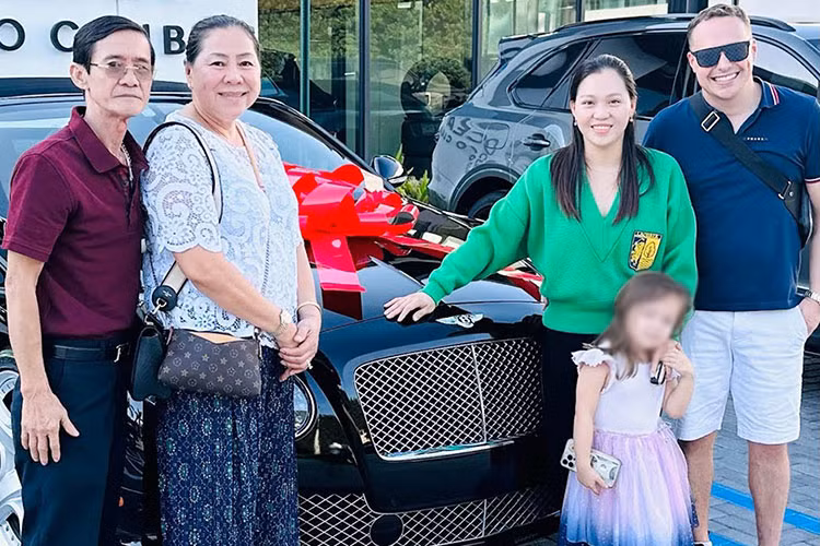 Mới đây, Ngọc Huỳnh đã chia sẻ về quá trình tậu một chiếc xe mà cô đã ao ước từ lâu - chiếc xe Bentley Continental GT V8 Convertible siêu sang.