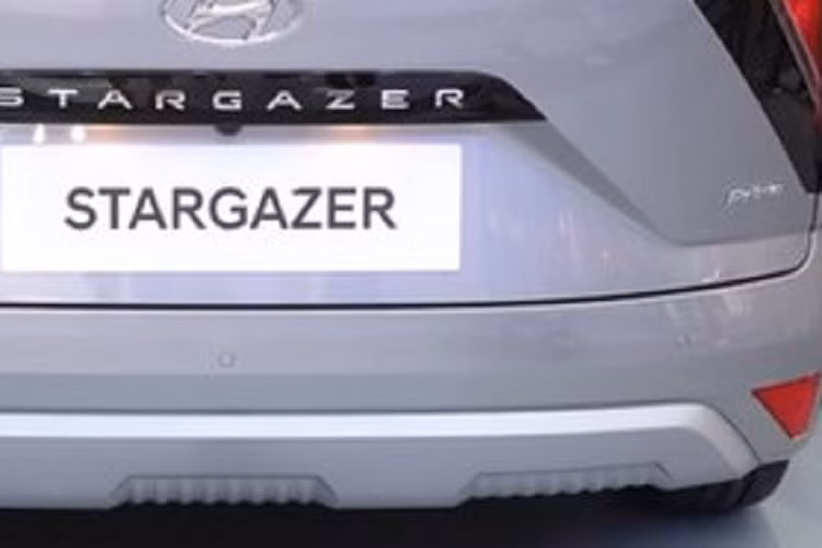 Tại thị trường Indonesia, giá xe Hyundai Stargazer 2022 cho tổng cộng 4 phiên bản bán ra dao động từ 243,3 - 307,1 triệu Rupiah (khoảng 387 - 488 triệu đồng). So với các đối thủ như Mitsubishi Xpander và Toyota Veloz, xe có giá khởi điểm thấp hơn một chút.