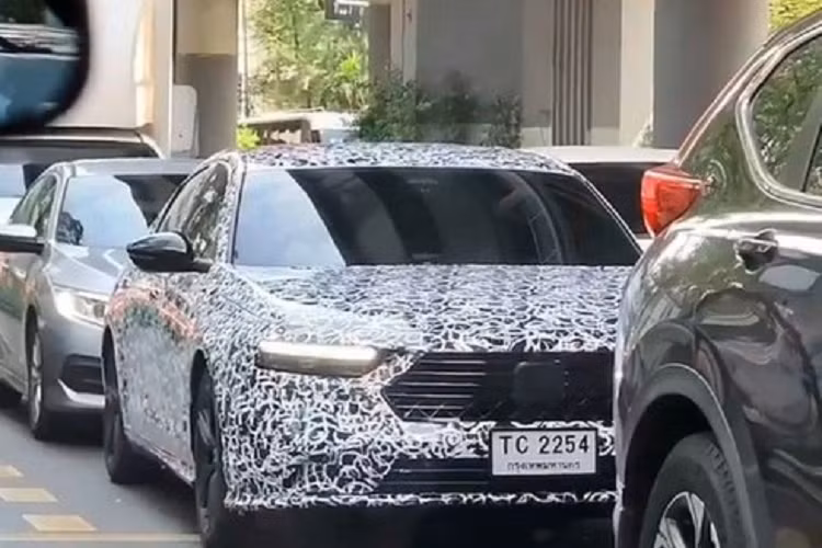 Vì thế, Honda Accord cũ sẽ tiếp tục bán tại châu Á trong một thời gian dài nữa thay vì nâng cấp lên thế hệ thứ 11 như thị trường Mỹ. Tuy nhiên, trái ngược với thông tin này, Honda Accord 2023 mới thế hệ thứ 11 đã bất ngờ bị bắt gặp khi đang chạy thử trên đường phố Thái Lan.