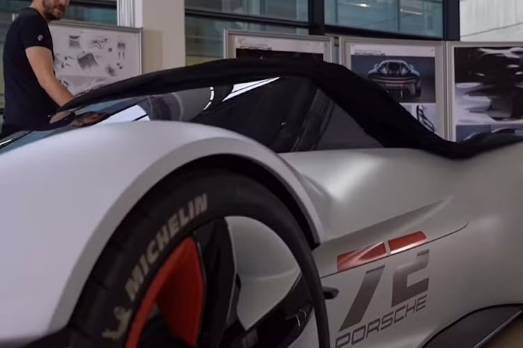Không chỉ giới thiệu mẫu thiết kế của mình cho thế giới ảo, Porsche thậm chí còn kỳ công sản xuất một mô hình kích thước thật của Vision GT để trưng bày tại những triển lãm ô tô và góp mặt trong các video YouTube. Mới đây, tay đua xe mô phỏng nổi tiếng Jimmy Broadbent đã trở thành người đầu tiên được ngồi trong chiếc Vision GT ngoài đời thực, cho dù hơi đáng tiếc là vẫn chỉ có thể lái nó trong trò chơi.