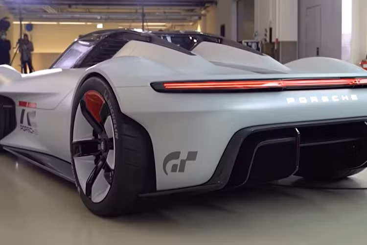 Ngay cả khi không thể lái được trên một đường đua nào đó, Porsche Vision GT vẫn là một mẫu concept rất ấn tượng. Như đã biết, chiếc xe đặc biệt này được làm bằng chất liệu sợi carbon và titan, và có thể nhận ra ngay là một chiếc Porsche, mặc dù có hình dáng đậm vẻ tương lai.