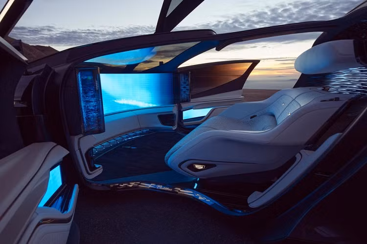 Về mặt ngoại hình, Cadillac InnerSpace hoàn toàn mới trông dài và thấp, áp dụng tư thế tương tự như một chiếc xe thể thao. Trong mẫu concept này, các mô-đun pin Ultium thực tế được trải ra chứ không phải là đóng gói chung thành một bộ lớn. Theo Cadillac, điều này cho phép nội thất bên trong InnerSpace thông thoáng hơn, tạo ra một môi trường thư giãn tuyệt vời. Nó cũng cho phép sàn xe nằm sát trên mặt đường để tạo cảm giác thể thao.