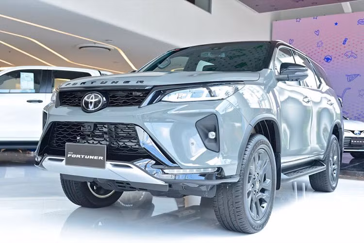 Màu xám xi măng là một màu khá được ưa chuộng, màu này đã từng “làm mưa làm gió” tại thị trường Việt trên dòng bán tải Ford Ranger Raptor, mới nhất là trên dòng xe bán tải Nissan Navara Pro4X và tiếp theo là Toyota Fortuner Legender 2022 mới.