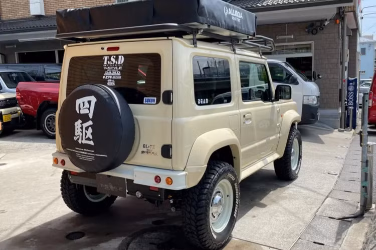 Bên trong nội thất Jimmy có màn hình cảm ứng 8 inch cho hệ thống thông tin giải trí, loa Focal, khay để cốc phía trước cửa gió điều hòa, ngoài ra còn có ghế bọc da trắng tùy chọn cho ghế ngồi.
