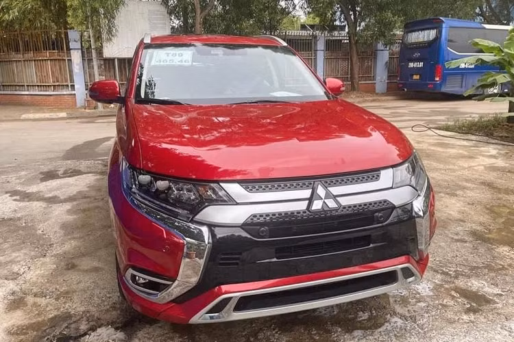 Mới đây, nhiều đại lý Mitsubishi tại Việt Nam đã bắt đầu nhận cọc mẫu xe Outlander 2022. Thực chất, đây chỉ là phiên bản nâng cấp nhẹ giữa vòng đời của Outlander chứ không phải thế hệ hoàn toàn mới. Theo đó, Mitsubishi Outlander 2022 mới sẽ chỉ được phân phối với hai phiên bản là 2.0 và 2.0 Premium, còn phiên bản 2.4 Premium đã bị hãng khai tử. 