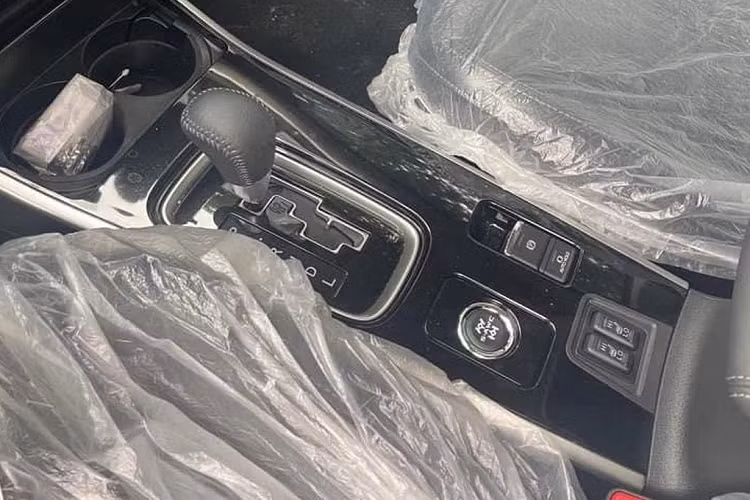 Ngoài ra, khu vực bên trái dưới vô lăng của xe còn được bổ sung thêm một số phím chức năng như tắt hệ thống cảnh báo chệch làn. Phía bệ trung tâm có nút bấm của hệ dẫn động bốn bánh ký hiệu là S-AWC (Super-All Wheel Control) với 4 chế độ lái, bao gồm: AWC Eco - cầu trước, Normal - dẫn động bốn bánh thông thường, Snow - đường tuyết và Lock - dẫn động bốn bánh và khóa vi sai.
