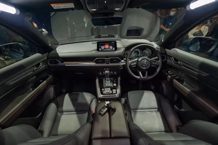 Nâng cấp bộ sạc điện thoại không dây và hệ thống hỗ trợ kết nối không dây Apple CarPlay và Android Auto cho màn hình cảm ứng trung tâm. Hệ thống giải trí sử dụng 10 loa BOSE (phiên bản 2.2 XDL Exclusive).