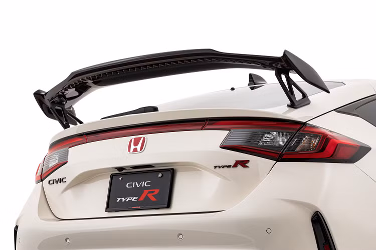 Xe sở hữu thiết kế bảng điều khiển ấn tượng thừa hưởng từ chính mẫu xe Civic thế hệ thứ 11 và màn hình cảm ứng thông tin giải trí 10,2 inch mang đến cho chiếc 2023 Type R vẻ ngoài khác biệt.