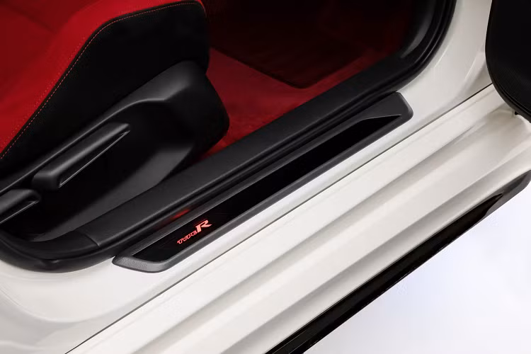 Xe cũng được trang bị thêm trình ghi dữ liệu Honda LogR hiển thị thông tin thời gian thực về các thông số vận hành của xe và được hỗ trợ bởi đồng hồ bấm giờ kỹ thuật số.