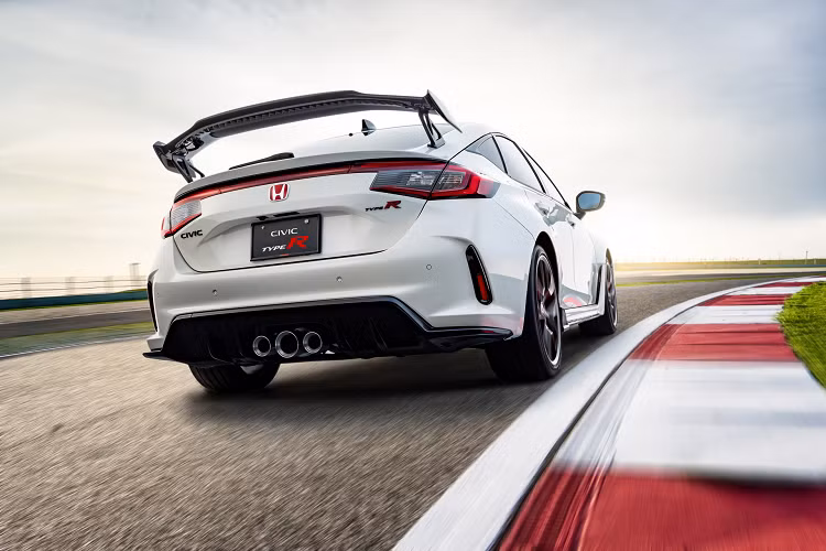 Hơn nữa, Civic Type R thế hệ mới gây ấn tượng với cánh gió có chân cánh thiết kế cách điệu nối từ nắp khoang hành lý, hoàn thiện diện mạo của chiếc xe thể thao ăn khách.
