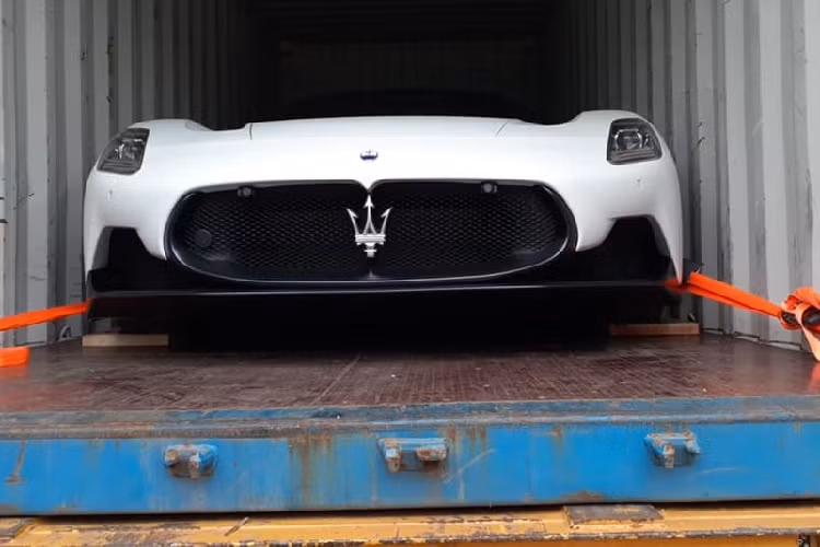 Mức giá này tùy thuộc vào cấu hình mà khách hàng chọn khi mua siêu xe Maserati MC20. Chiếc siêu xe Maserati MC20 thứ 2 về dải đất hình chữ S được trang bị khối động cơ xăng V6, dung tích 3.0 lít, tăng áp kép, bơm ra công suất tối đa 621 mã lực tại tua máy 7.500 vòng/phút và mô-men xoắn cực đại 730 Nm tại tua máy 3.000 vòng/phút.