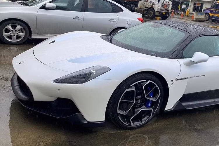Giá xe Maserati MC20 tại thị trường Việt Nam không được tiết lộ, nhưng chắc chắn không dưới 20 tỷ đồng, Tại thị trường nước ngoài, xe có giá từ 4,4 tỷ đến 5,7 tỷ đồng