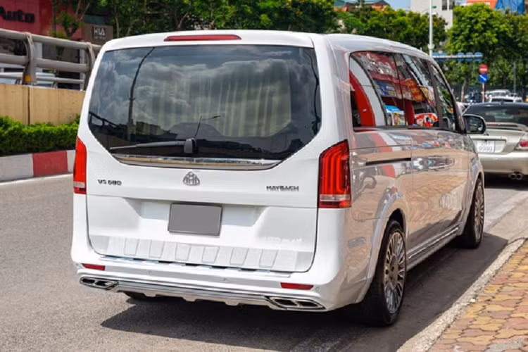 Về ngoại hình, chiếc MPV Mercedes-Benz V-Class đời 2016 này có thiết kế dạng hộp vuông, xe sở hữu kích thước dài x rộng x cao lần lượt là 5.140 x 1.928 x 1.880 mm, trục cơ sở 3.200 mm.