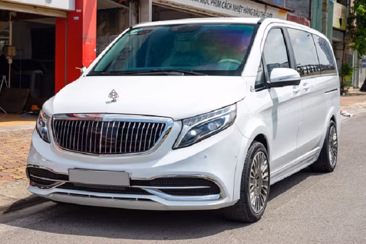 Điều đặc biệt trên chiếc xe Mercedes-Benz V-Class chạy 6 năm này là phần nội và ngoại thất đã được làm lại hoàn toàn với phong cách Maybach siêu sang. Theo chủ nhân chiếc xe cho biết, gói độ này có giá hơn 500 triệu đồng (tương đương một chiếc MG5 mua mới) và thời gian thực hiện hơn 3 tháng kể từ lúc đặt đồ tới khâu hoàn thiện. 