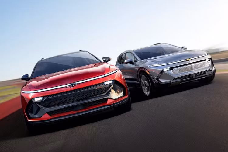 "Equinox luôn đóng một vai trò quan trọng đối với Chevrolet vì đây là mẫu xe bán chạy thứ hai của chúng tôi", ông Steve Hill, phó chủ tịch của Chevrolet, cho biết. Ngoài việc công bố kế hoạch ra mắt, tập đoàn GM còn tung ra những hình ảnh cho thấy trước thiết kế của Chevrolet Equinox EV. Qua đó, có thể thấy mẫu xe này mang trên mình thiết kế ngoại thất thể thao hơn so với Chevrolet Equinox dùng động cơ đốt trong thông thường.