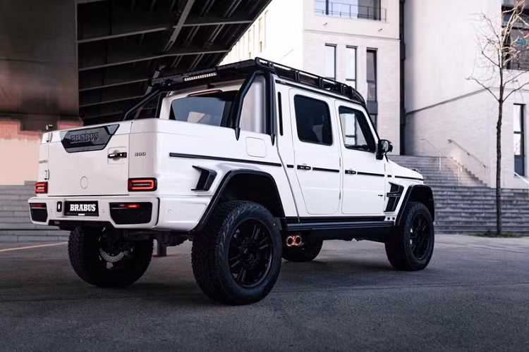 Bất chấp hình thể to lớn và trang bị thiên hướng off-road, chiếc xe từ Brabus vẫn có thể gia tốc từ 0-100 km/h trong 4,8 giây đồng hồ, và đạt tốc độ tối đa giới hạn điện tử 210 km/h.