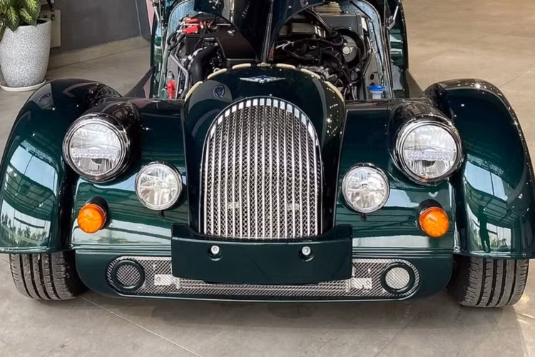 Morgan Plus Four của nhà sưu tầm siêu xe ở Sài thành có màu xanh lá cùng các chi tiết khác được mạ crôm bóng loáng. Mui xe bằng vải cũng được hoàn thành màu xanh lá. Nội thất xe được bọc màu da bò. Phần mui vải của xe mất gần 20 giây để đóng lại cũng như mở mui ra.