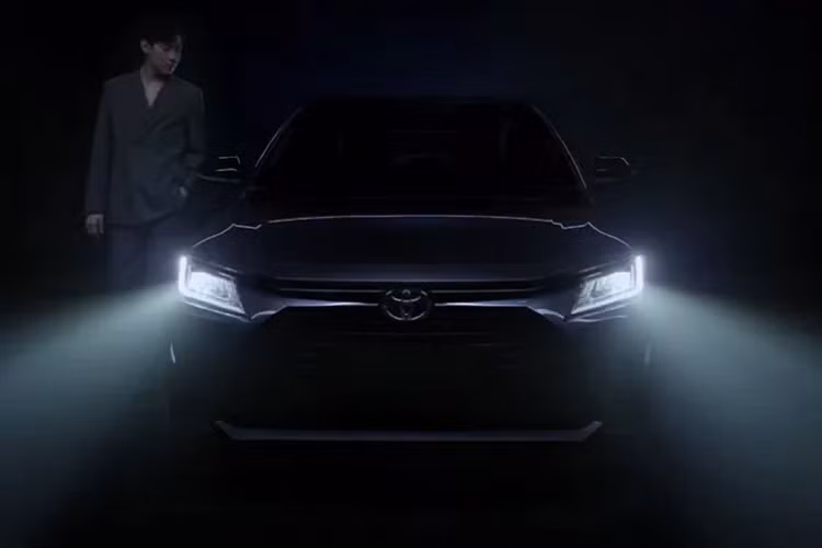  Toyota Vios 2023 mới sắp sửa được ra mắt tại Thái Lan. Ở thế hệ mới này, Vios 2023 được phát triển dựa trên nền tảng DNGA hoàn toàn mới mang đến chiều dài cơ sở dài hơn – nội thất rộng rãi và thoải mái hơn.