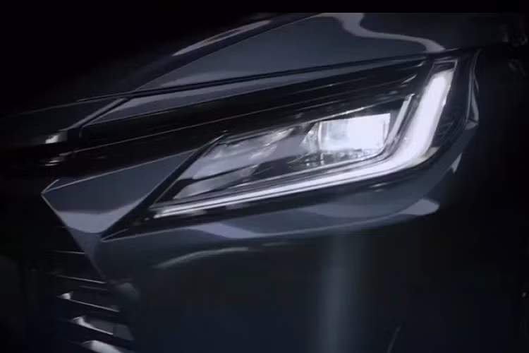 Đáng chú ý, mẫu xe sedan Toyota Vios 2023 được thiết kế lại mang phong cách thể thao và thanh lịch hơn so với thế hệ cũ. Phần đầu xe nổi bật với cụm đèn pha LED sắc sảo.