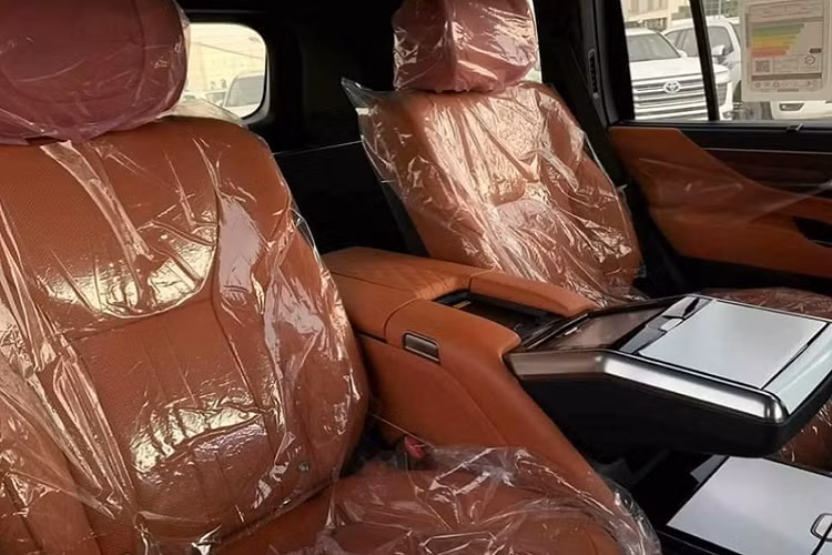 Về động cơ, Lexus LX 2022 từ bỏ động cơ xăng V8 dung tích 5.7L hút khí tự nhiên ở thế hệ cũ (3UR-FE), chuyển sang sử dụng động cơ xăng V6 dung tích 3.5L tăng áp kép, mã động cơ V35A-FTS, cho công suất tối đa 409 mã lực và mô-men xoắn cực đại 650Nm tại 3.600 vòng/phút. Sức mạnh được truyền xuống bốn bánh (4WD), thông qua hộp số tự động 10 cấp Direct Shift mới (10AT).