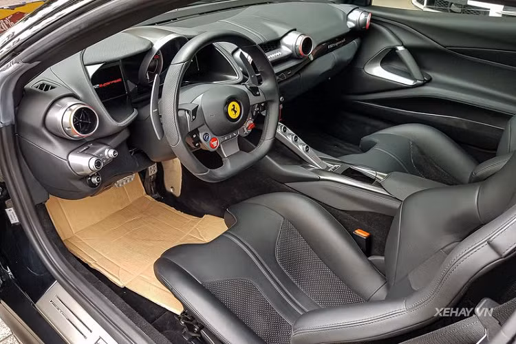 "Trái tim" của Ferrari 812 Superfast là khối động cơ hút khí tự nhiên V12 6.5L sản sinh công suất 800 mã lực và mô men xoắn cực đại 718 Nm.