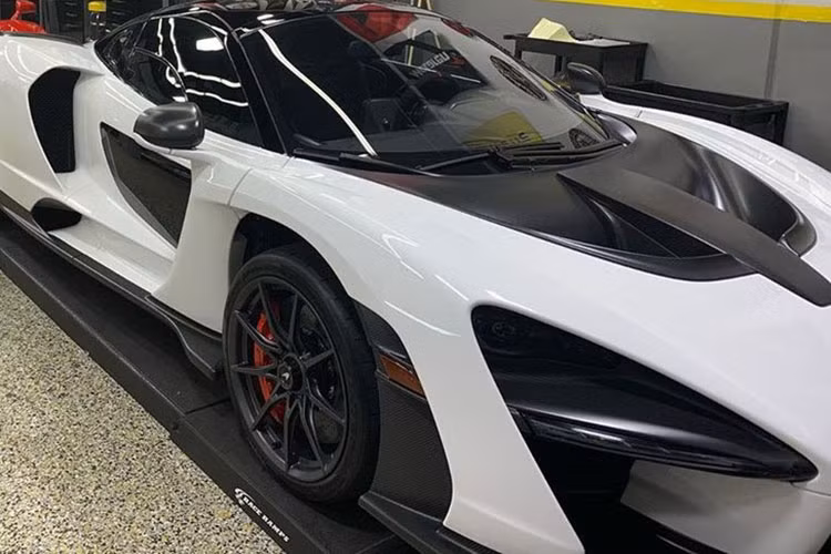 Senna được phát triển dựa trên nền tảng của 720S, có kiểu dáng đậm chất khí động học tương tự xe đua, được chế tạo để chạy tốt nhất cả trên đường phố và đường đua.