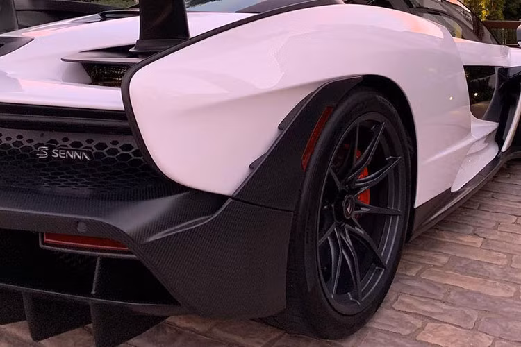 Về thiết kế, so với "người anh em" McLaren 720S, siêu phẩm Senna mang đến cái nhìn dữ dằn và hầm hố hơn với những hốc gió cỡ lớn, nắp ca-pô gân guốc cùng hệ thống khuếch tán và cánh gió sau cỡ lớn.