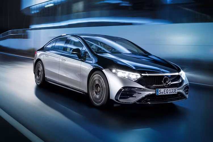 Trong Top xe ôtô có màn hình rộng nhất, Mercedes-Benz EQS có màn hình to nhất thế giới, với Hyperscreen 56 inch.