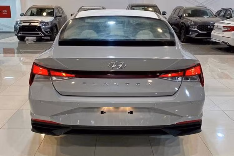 Ở lần nâng cấp lên thế hệ mới này, mẫu xe sedan Hyundai Elantra 2023 vẫn có 4 phiên bản nhưng bản Sport được thay thế bằng bản N-line hiệu suất cao không chỉ có động cơ vượt trội hơn các bản thường mà còn có thiết kế ngoại thất cũng như nội thất thể thao hơn.