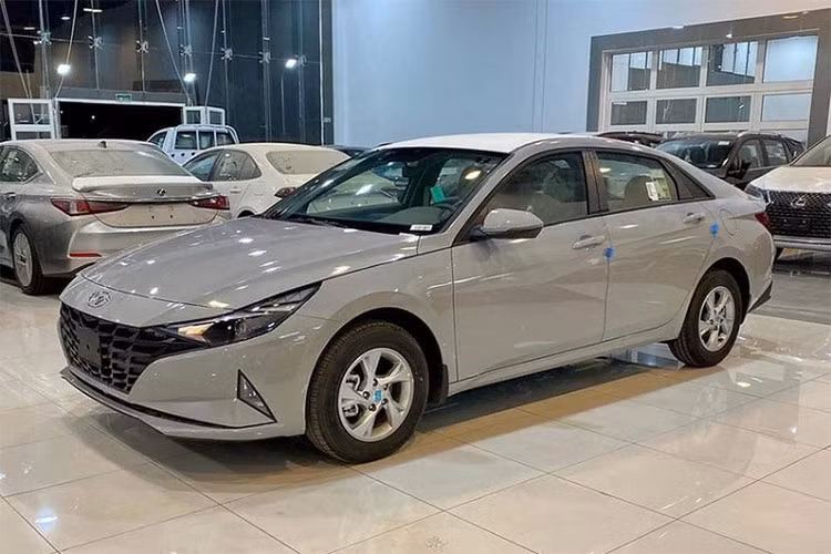 Về trang bị, theo tư vấn bán hàng chia sẻ Hyundai Elantra 2023 sẽ sở hữu hệ thống đèn LED, mâm hợp kim kích cỡ từ 15 – 17 inch ở các bản thường còn bản N-line sẽ có la-zăng 18 inch 5 chấu, phía sau có hệ thống ống xả kép thể thao.