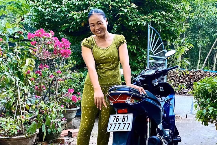 Sau khi trao đổi, thương lượng qua lại nhiều lần, chị Thuỷ đã đồng ý bán với giá hơn 250 triệu đồng. Như vậy, nhờ “bốc” được biển đẹp mà chị Thuỷ có thể “lời” số tiền gấp gần 10 lần so với giá gốc.