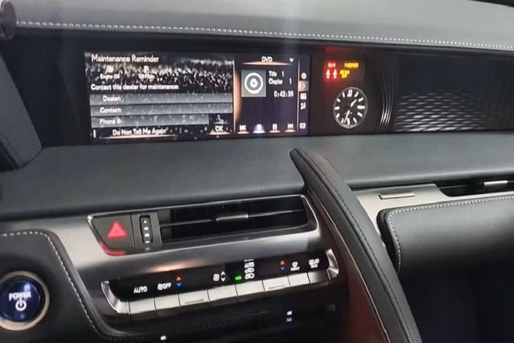 Ở thiết kế, ngoại hình Lexus LC 500h mới về Cần Thơ "làm dâu" gây ấn tượng với lưới tản nhiệt cỡ lớn và đèn pha của xe được sử dụng từ 3 bóng LED độc đáo. Ngoài ra, "đôi mắt" này còn tích hợp thêm dải đèn LED chiếu sáng ban ngày. Vòng ra đuôi xe, mẫu xe thể thao hạng sang này có cụm đèn hậu LED thiết kế lạ mắt. Cuối cùng là bộ la-zăng hợp kim có đường kính 20-21 inch mạ crôm.