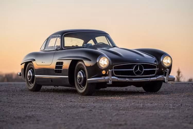 Mercedes-Benz đã từng chế tạo tổng cộng 1.400 chiếc 300 SL Gullwing và trong số này, chỉ 530 chiếc được hoàn thiện bằng màu bạc. Khách hàng ban đầu có 9 tùy chọn màu sơn ngoại thất tiêu chuẩn và sau đó được mở rộng hơn nữa với bảng màu đặc biệt (sonderfarben) thuộc chương trình cá nhân hóa Mercedes-Benz 300 SL Gullwing thể thao.