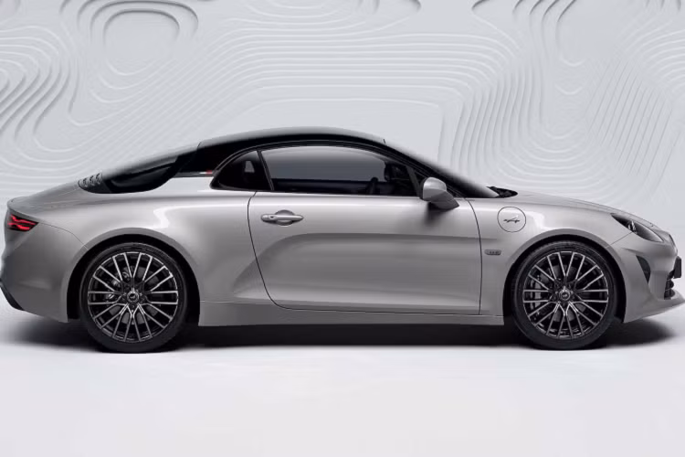Alpine A110 GT kỷ niệm 100 năm bản giới hạn được trang bị mui xe màu đen bóng cao, bộ mâm xe thể thao Grand Prix 18 inch màu đen cùng trang bị bộ cùm phanh màu bạc. Chiếc xe được trang bị khoang nội thất được bọc da đen với chỉ khâu màu xám nhằm ăn nhập với màu sắc ngoại thất của xe. Phiên bản giới hạn này cũng được trang bị các tính năng hàng đầu dành cho phiên bản Grand Touring.