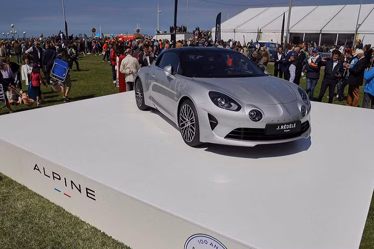 Theo cách riêng của từng biến thể, những chiếc Alpine A110 hứa hẹn sẽ đem tới những gì tinh túy nhất của thương hiệu. Cả ba phiên bản đều được trang bị động cơ tăng áp 4 xi-lanh, dung tích 1,8 lít đi kèm trang bị hộp số tự động 7 cấp Getrag ly hợp kép ướt. Phiên bản Alpine A110 thông thường là phiên bản cơ bản nhất đem lại cảm giác lái dễ chịu như một chiếc Berlinette với mức công suất vừa đủ để đem lại cảm giác thoải mái cho người lái.