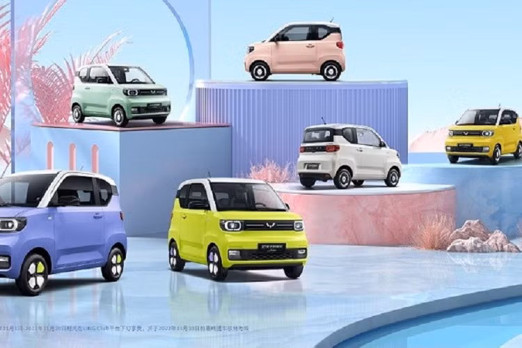 Cụ thể, Wuling Hongguang Mini EV Macaron 2023 có thêm 2 màu sơn ngoại thất mới là tím và xanh cốm. Trước đó, mẫu ô tô điện này có 4 màu sơn là vàng, hồng nhạt, xanh nhạt và trắng. Ngoài màu sơn, Wuling Hongguang Mini EV Macaron 2023 còn có thêm ốp la-zăng được sơn 2 màu thời trang.