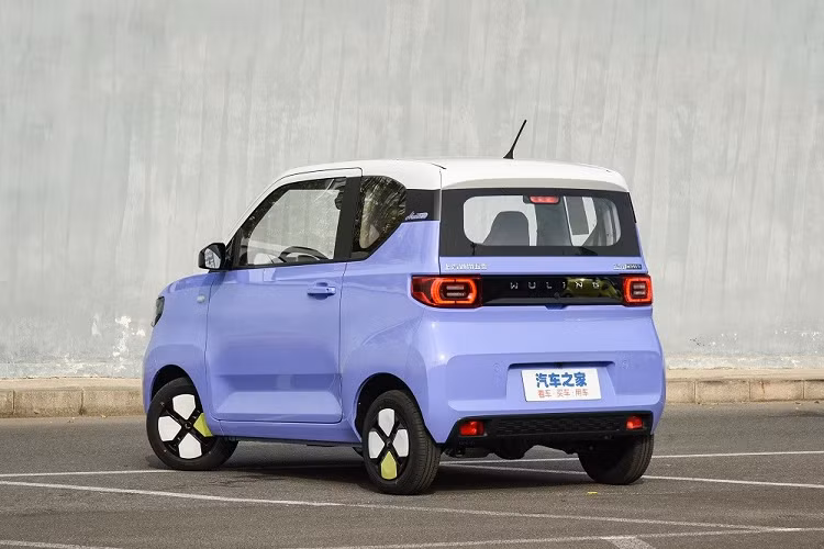 Wuling Hongguang Mini EV Macaron 2023 được thiết kế theo phong cách xe kei car của Nhật Bản với chiều cao nổi bật. Sườn xe có thiết kế khá vuông vức, chỉ đi kèm 2 cửa và logo "Macaron" trên cột C. Riêng cột A và phần nóc được sơn màu trắng tương phản với thân xe.