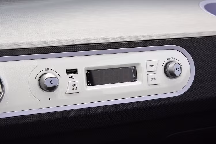 "Trái tim" của Wuling Hongguang Mini EV Macaron 2023 là mô-tơ điện mạnh 27 mã lực và mô-men xoắn cực đại 85 Nm. Tùy thuộc vào phiên bản, xe có thể chạy 120 km hoặc 170 km sau khi sạc đầy pin.