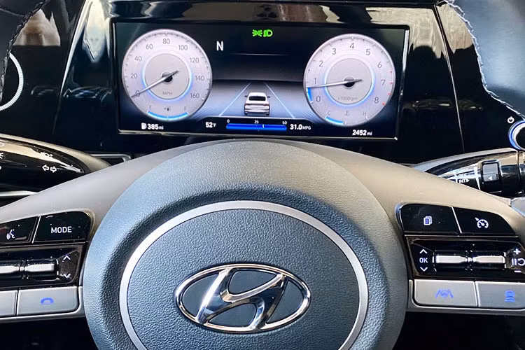 Ở phiên bản thường, Hyundai Lafesta 2023 có thêm cản sau mới với đèn hình tam giác ở hai góc và bộ khuếch tán gió bao quanh 2 đầu ống xả giả. Trong khi đó, phiên bản N Line được trang bị 2 đèn hình tam giác riêng, bộ khuếch tán gió thể thao hơn và 4 đầu ống xả giả hình vuông.