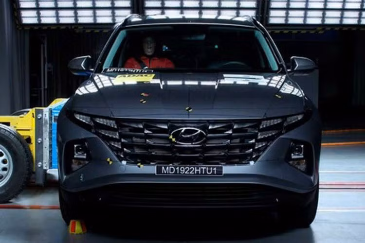 Lafesta 2023 có thể đạt vận tốc tối đa 220 km/h. Ở phiên bản cũ, mẫu xe này dùng động cơ xăng 1.6L. Hiện chưa rõ thời điểm ra mắt và mức giá xe Hyundai Lafesta 2023 tại thị trường Trung Quốc. Khi có mặt trên thị trường, xe sẽ tiếp tục cạnh tranh với những đối thủ như Honda Civic, Honda Integra, Kia K3, Toyota Corolla và Mazda3.