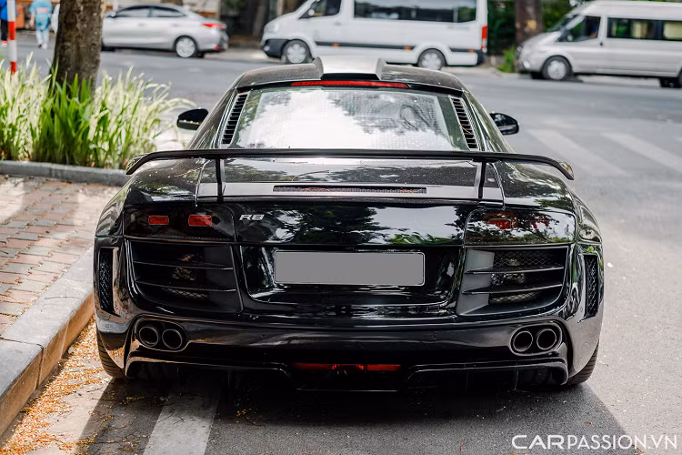 Bước vào khoang lái, R8 cho cảm giác như các phiên bản thể thao thông thường của Audi với ghế ngồi được bọc da cao cấp. Nội thất bóng bẩy, vô-lăng ba chấu có thiết kế thể thao, tích hợp lẫy chuyển số và cần số khắc chữ “R8”.