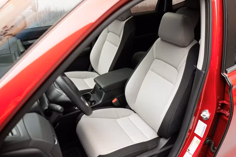 Cách đây không lâu, hãng Honda đã tung ra hình ảnh nội thất của CR-V thế hệ mới. Do đó, thiết kế bên trong mẫu SUV hạng C này không còn khiến người ta cảm thấy bất ngờ nữa. Bên trong mẫu xe này là không gian nội thất có thiết kế khá giống với Honda Civic và HR-V thế hệ mới. Điều này được thể hiện qua những chi tiết nội thất như vô lăng 3 chấu, bảng đồng hồ và màn hình thông tin giải trí nằm độc lập trên mặt táp-lô.