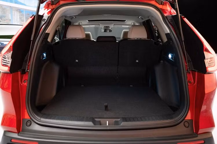 Bước sang thế hệ mới, Honda CR-V 2023 được nâng cấp đáng kể về mặt trang bị an toàn. Theo đó, xe có gói công nghệ an toàn chủ động Honda Sensing với camera góc rộng 90 độ mới và radar sóng milimet 120 độ.