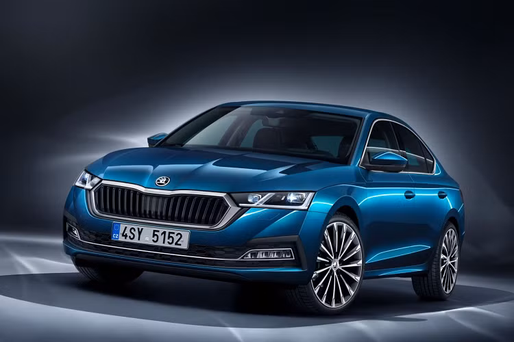 Ngoài ra, Skoda Octavia còn có phiên bản mild hybrid, dùng động cơ xăng TSI 1.0L, mạnh 108 mã lực và 200 Nm. Động cơ kết hợp cùng hộp số tự động 7 cấp và mô-tơ điện, giúp xe chỉ tiêu thụ 5 lít/100 km cũng như đạt vận tốc tối đa 202 km/h. Trong khi đó, phiên bản plug-in hybrid (PHEV) của Skoda Octavia dùng động cơ xăng TSI 1.4L với công suất tối đa 201 mã lực và mô-men xoắn cực đại 250 Nm.