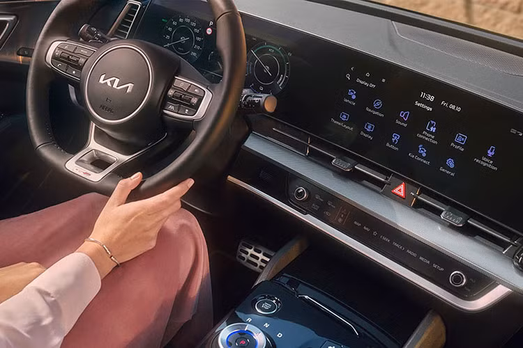 X-Line Prestige sẽ có thêm tính năng kiểm soát hành trình thông minh, cảnh báo đỗ xe phía sau và phía trước, và màn hình quan sát điểm mù. Kia cũng cung cấp màn hình 360 độ, đồng thời trang bị hệ thống âm thanh cao cấp Harman Kardon cho bản X-Line Prestige.