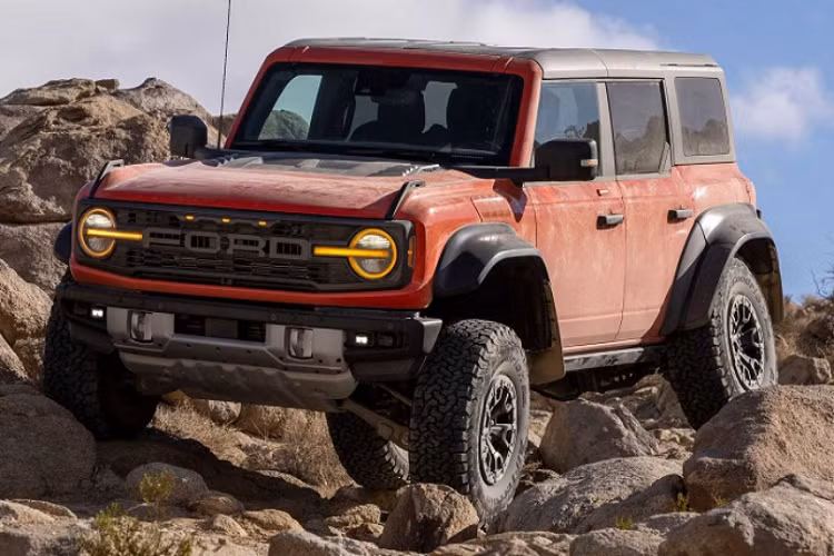 Mạnh mẽ hơn ước tính nhưng so với đối thủ Jeep Wrangler Rubicon 392 thì mẫu xe SUV địa hình Ford Bronco Raptor vẫn bị lép vế. Wrangler Rubicon 392 dùng động cơ V8 6.4L cho công suất 470 mã lực và mô-men xoắn 637 Nm.